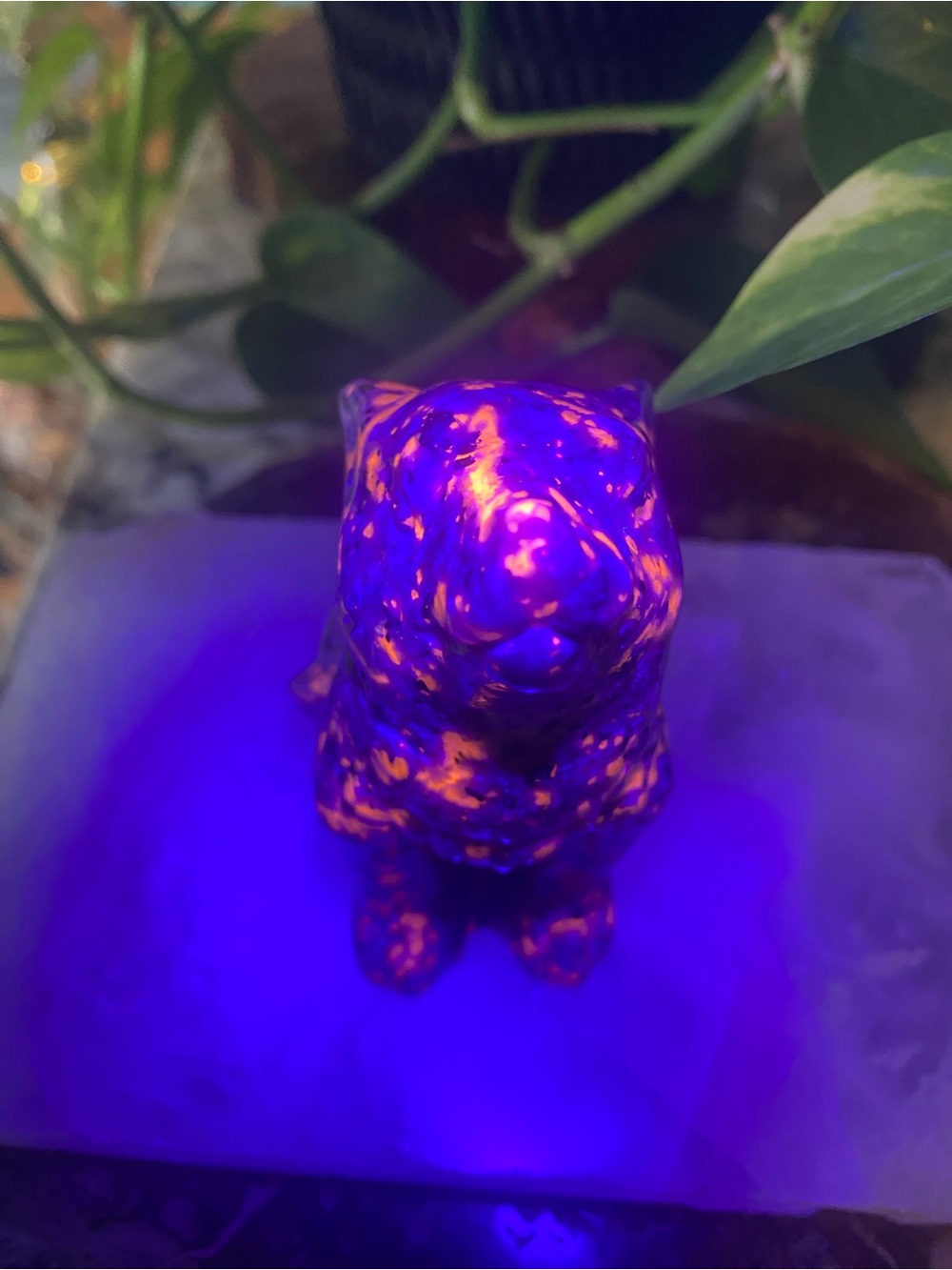 🌕 Moonlit Guardian – 4.5” Yooperlite Howling Wolf Carving 🐺✨ - Picture 9 of 9